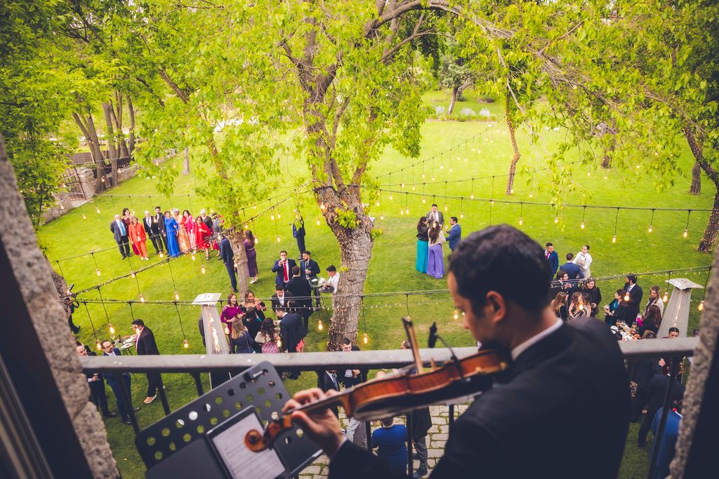 violinista tocando en un balcón